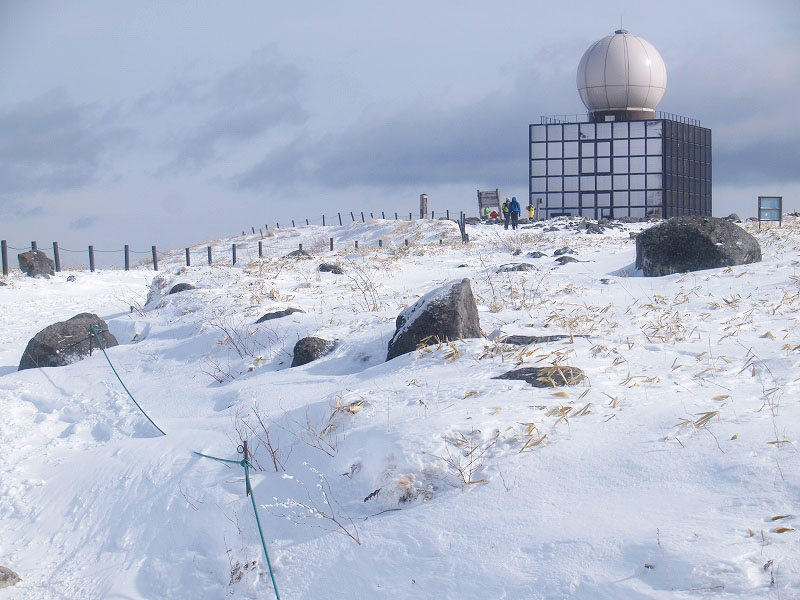 車山山頂に建つ気象観測用レーダー。