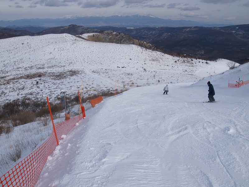 スキーコースに沿って下ります。正面の雪の中に見える十字に交差する地点が車山乗越です。