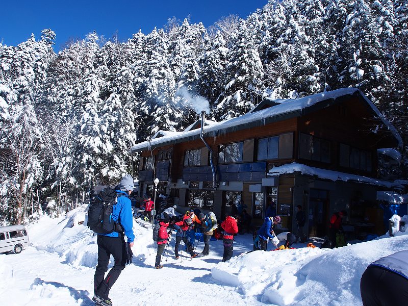 冬季の夏沢鉱泉は天狗岳や硫黄岳に登る登山者で賑わいます。