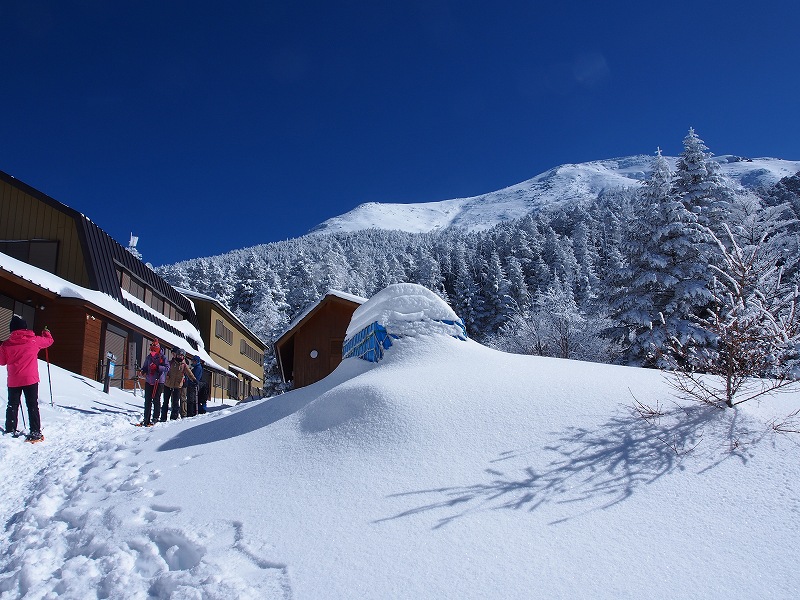 冬季のオーレン小屋は営業していません。天狗岳や硫黄岳に登る通過登山者で賑わいます。