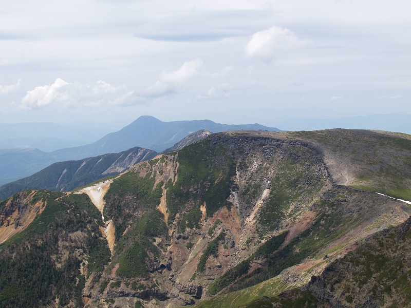 奥の院から硫黄岳を望む。さらにその左手奥の丸い頂は日本百名山の蓼科山です。