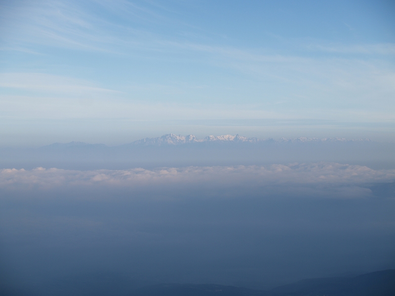 穂高岳から槍ヶ岳にかけての稜線がくっきりと雲の上に浮かび上がっています。
赤岳山頂 ならではの絶景です。