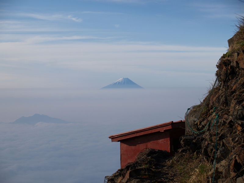 雲海の上に浮かび上がる 富士山。
