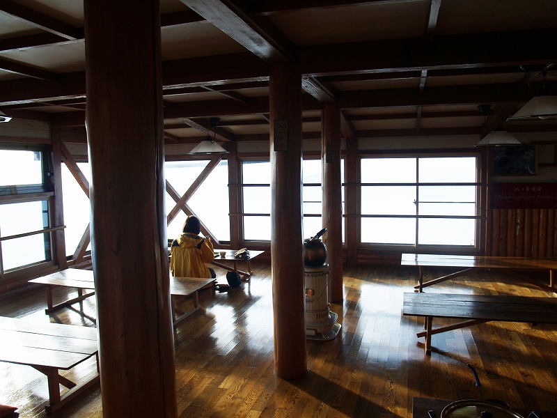 「天の窓」と名付けられた展望抜群の食堂兼談話室からは天気がよいと北アルプス、富士山などが見えます。