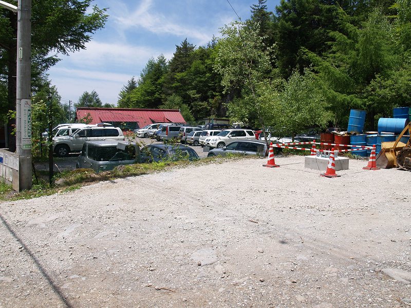 赤岳山荘の駐車場は美濃戸の最上部にあります。１日１０００円。駐車場が空いてる時は、テントを張ることができます。