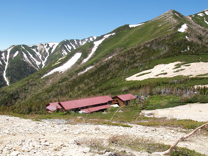 常念小屋は横通岳と常念岳の鞍部にあります。