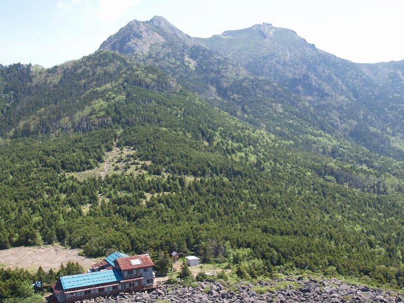 編笠山の山腹から青年小屋を見下ろす。青年小屋の裏にテント場があります。背景はギボシと権現岳本峰（右）です。