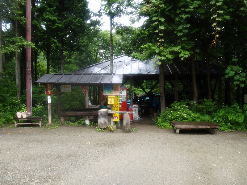 青木鉱泉前の水場とバスの待合所。JR韮崎駅と青木鉱泉の間を走っています。冬季の運行はありません。