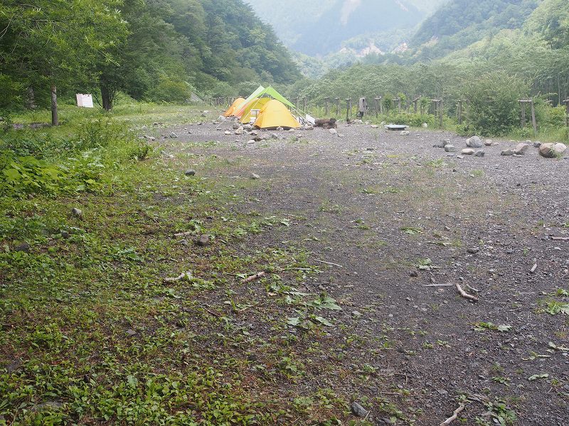 旧広河原山荘のテント場は、この場所で 今後も使用され続けます。