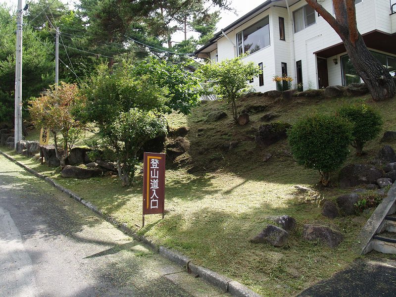 　「富士見高原ゴルフ場」の打ちっぱなしの階段を上り、登山口に入ります。