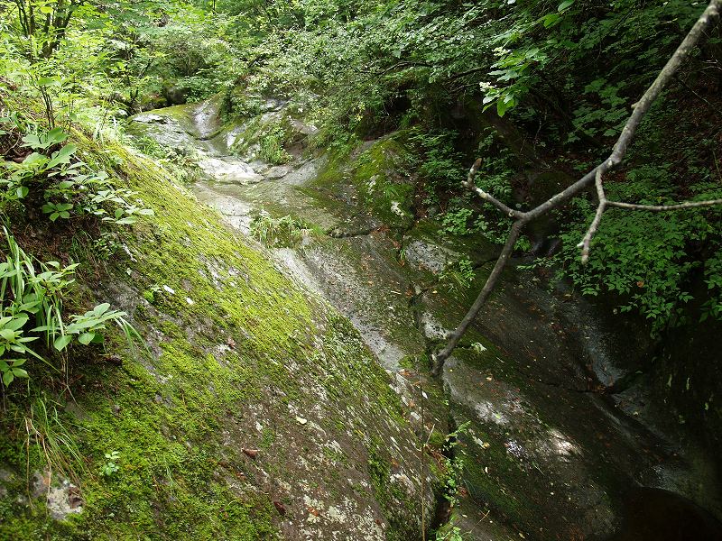 「神仙秘境（盃流し）」50メートル程の一枚岩のナメ滝ですが、水量は余りありません。「盃流し」とは、平安時代の貴族が杯を水の流れに浮かべ、その間に歌を詠んで興じるという優雅な遊びです。