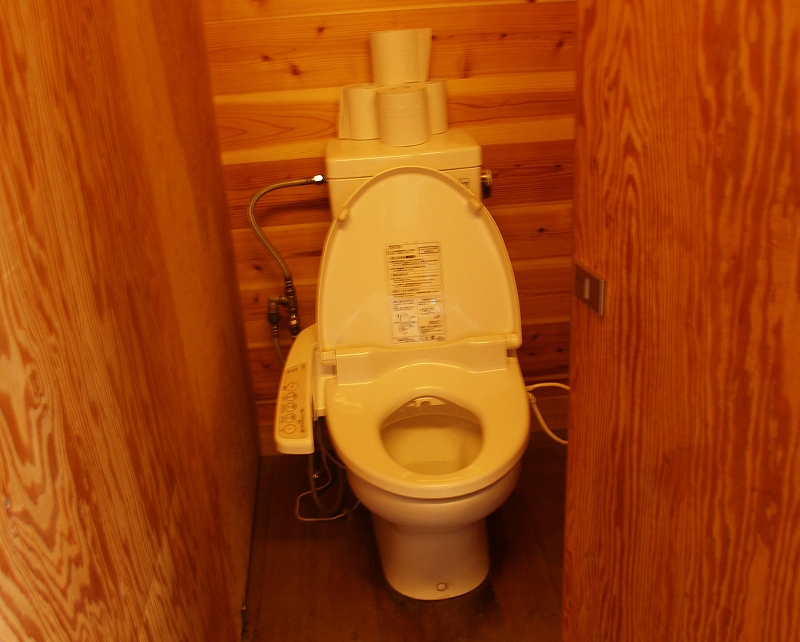 山小屋のトイレとしては画期的で、ウォシュレットが付いています。合併浄化槽導入、し尿・厨房排水の浄化に取り組んで自然環境の保護に努めています。