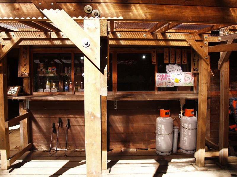 赤岳鉱泉売店。酒やワインどが豊富に置かれています。また、バンダナなどのオリジナル商品が販売されています。