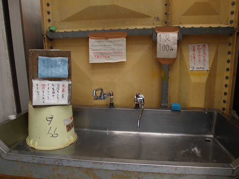 水は宿泊者は無料、その他は100円/1Lです。