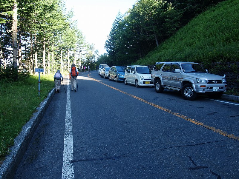 富士宮口五合目まで3.4kmの所まで路上駐車の列