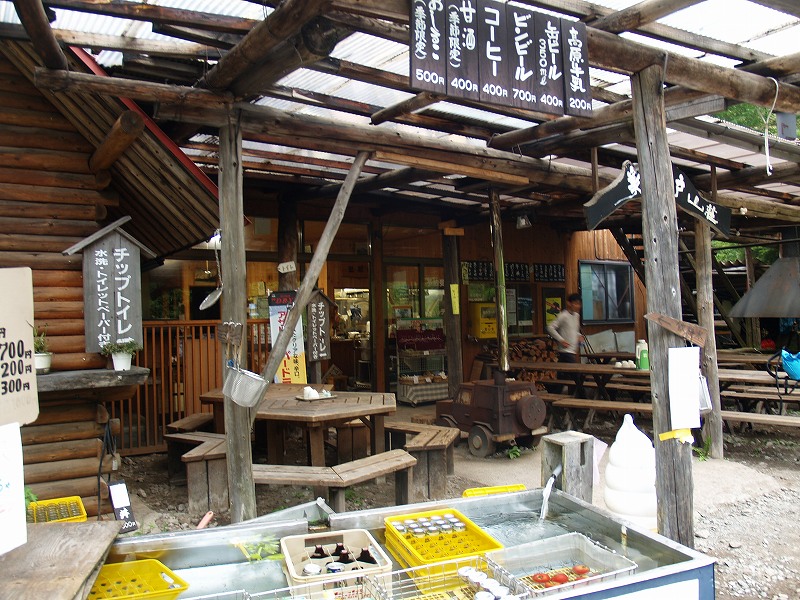 美濃戸山荘前の休憩所。各種飲料水や軽食などの販売がなされてます。