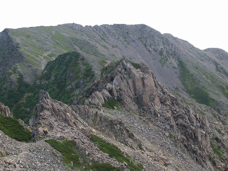 前の写真の登山者がいる位置から農鳥岳方面を撮影。この辺りの岩稜の通過がこのコースの最も面白い所です。難易度は高くありません。