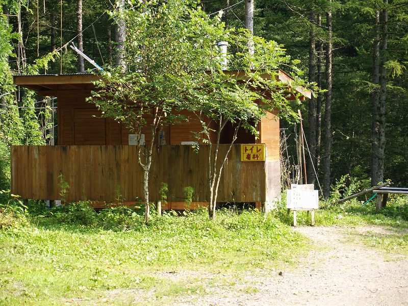 チップトイレ有料。赤岳山荘の向かいにあります。