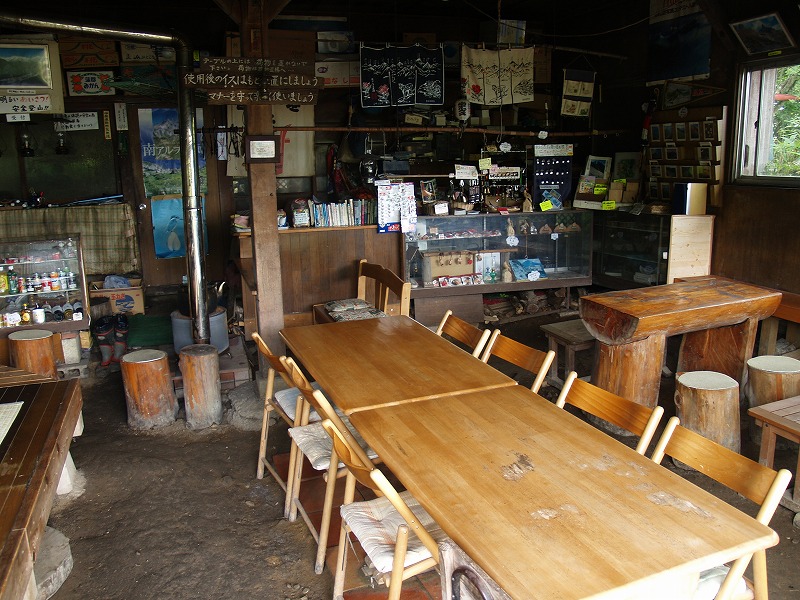 夜叉神峠小屋の食堂。