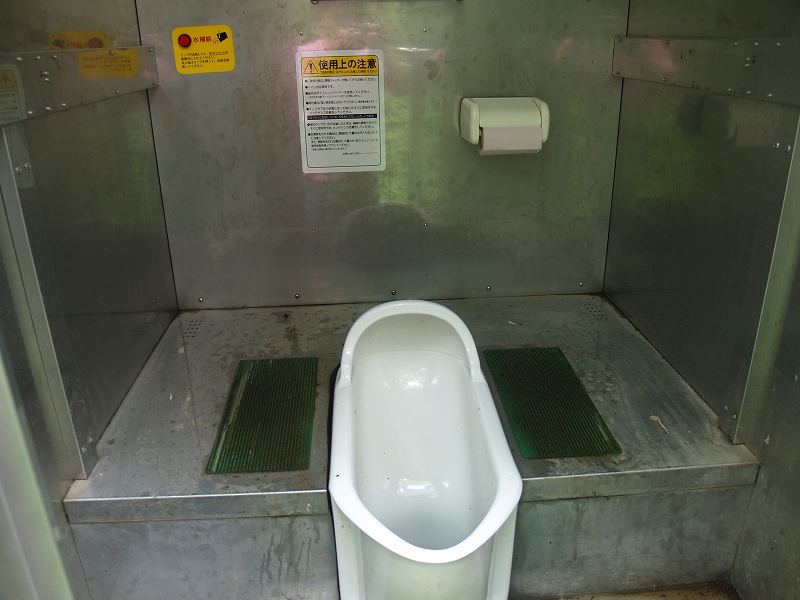 和式チップ制バイオトイレの内部。