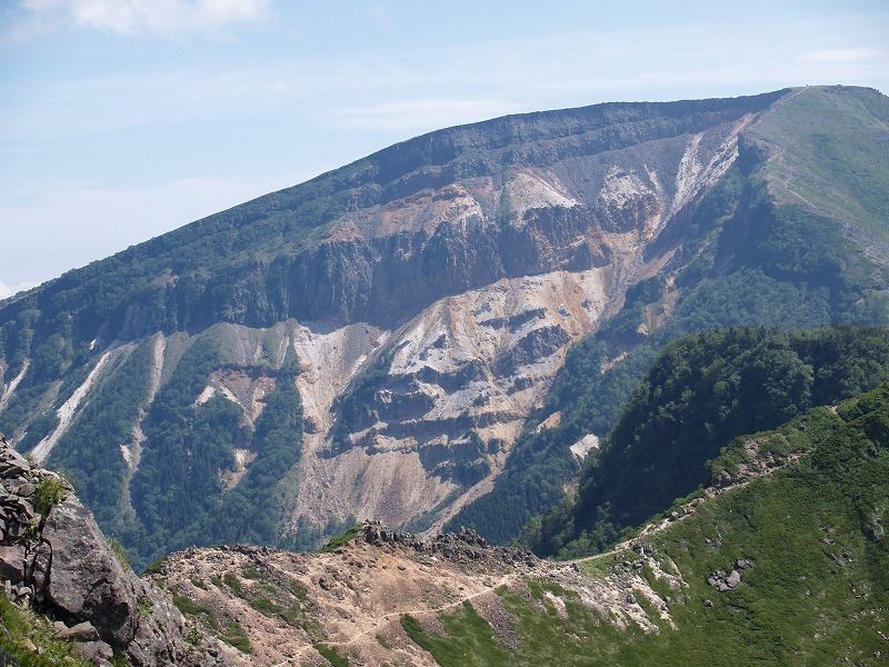 天狗岳山頂から硫黄岳の爆裂口を写す。