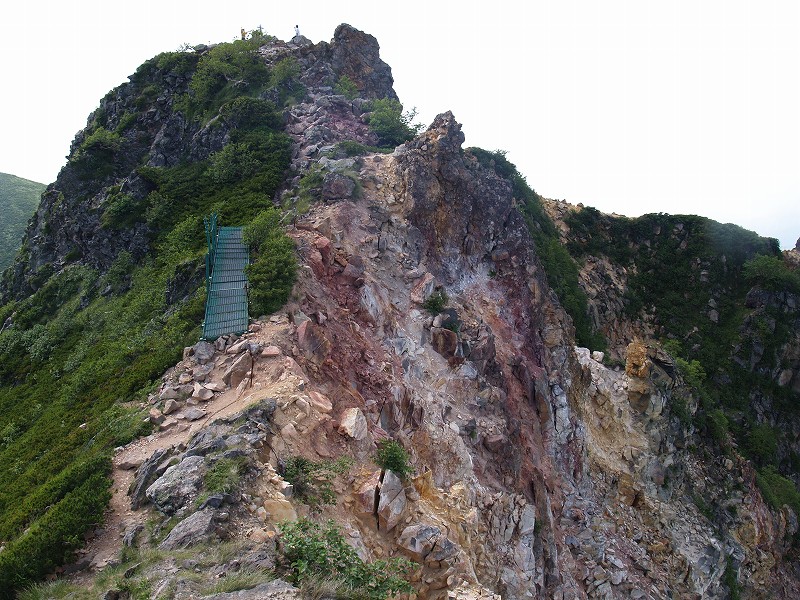 東天狗岳の右側は鋭く切れ落ちていますから橋は左側に設置されています。
