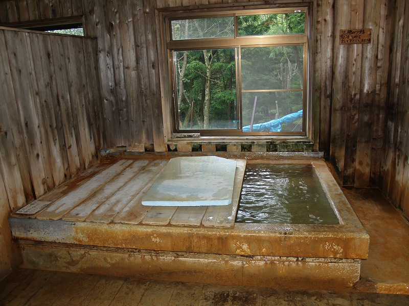 内風呂「こけももの湯」は源泉かけ流しの温泉です。露天風呂とは異なる泉質です。