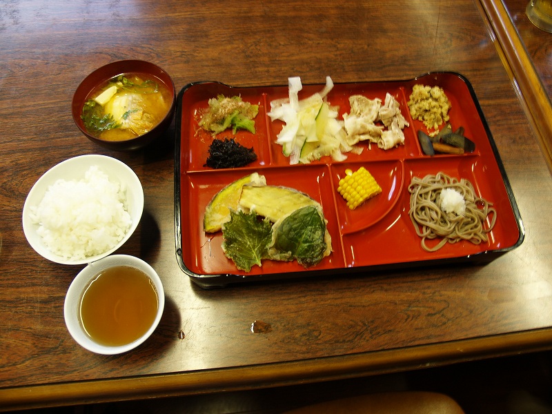 夕食。天ぷら、そば、とうもろこし、煮物、つくだ煮、漬物、みそ汁など。