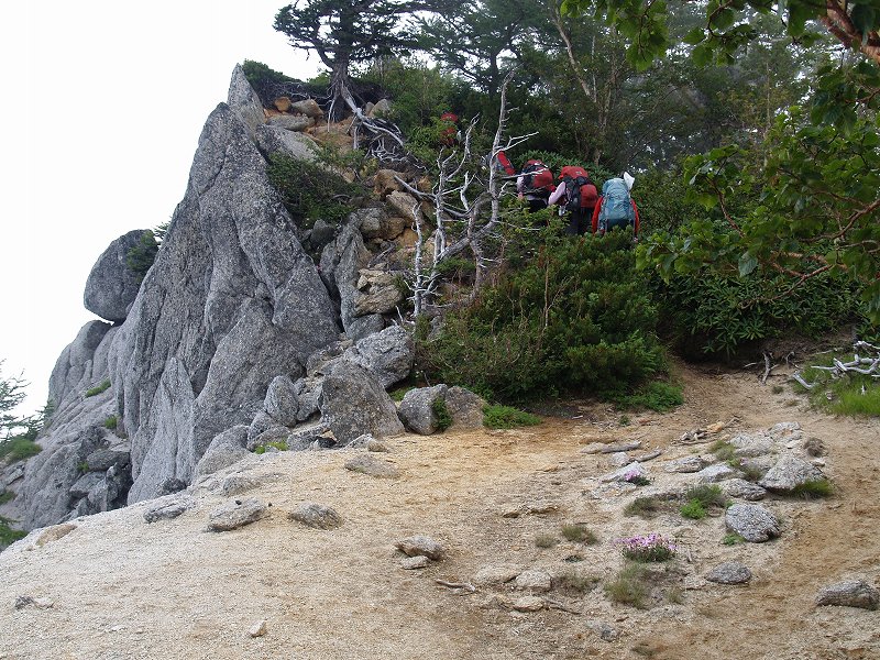 しばらくの間、左側斜面は白い花崗岩の奇岩が連続して現れます。