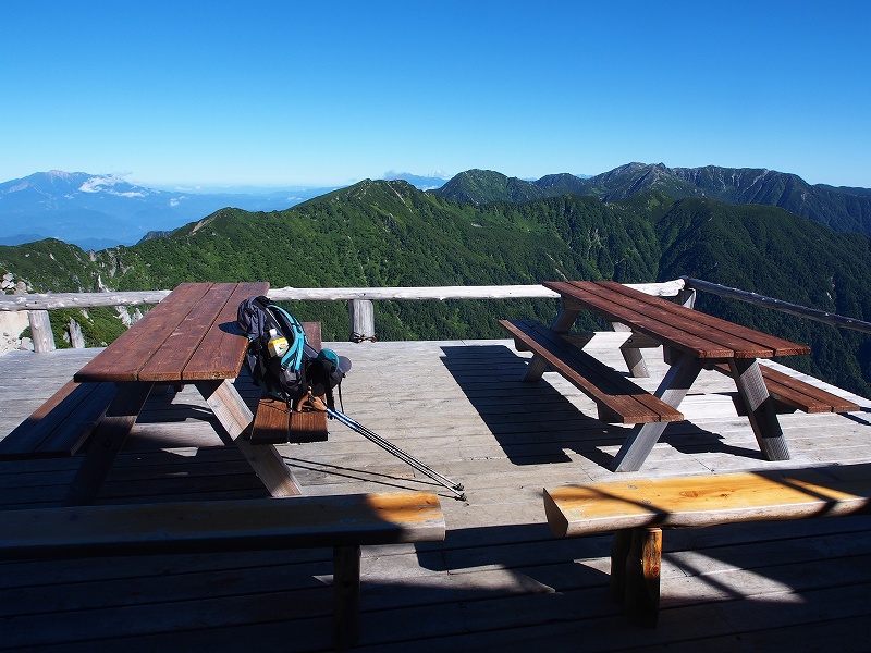 駒峰ヒュッテのテラス。右手奥の木曽駒ヶ岳から檜尾岳～熊沢岳～空木岳と続く縦走路が見えています。