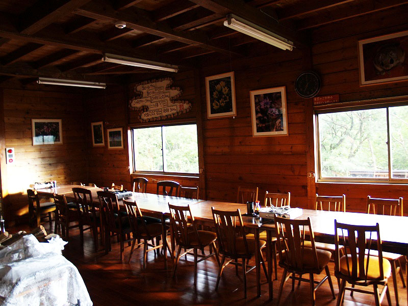 食堂。木質を基調とした窓が大きい広々とした食堂です。