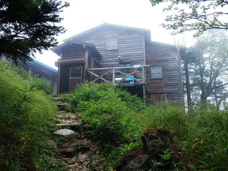 山彦荘はモモンガとヤマネが屋根裏に住んでいる山小屋です。夜になると談話室の隅の入口から観察する事ができます。