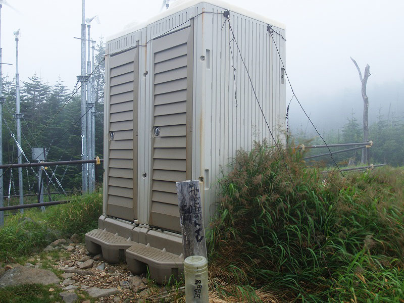 山彦荘の外のチップトイレ1回50円。山小屋から約20メートル離れたところにあります。