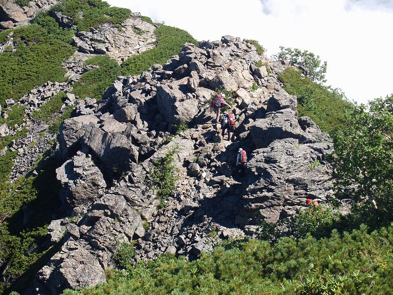 アサヨ峰から栗沢山間は岩陵を通過します 。ルート全体に鎖の設置が必要なほどの岩場はなく、高度感も無い為、危険箇所はありません。展望抜群で、適度な岩登りを満喫できる所です。