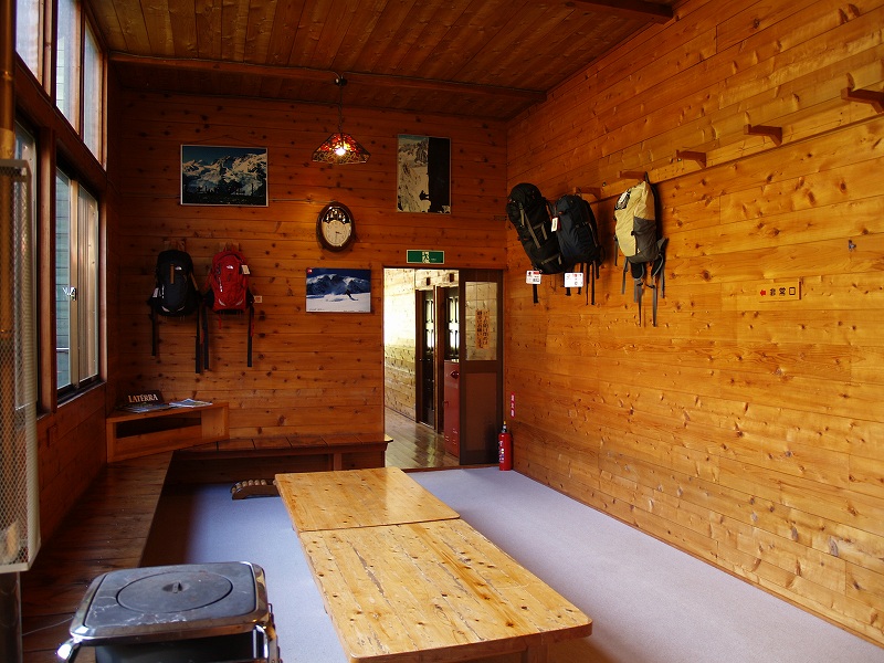 談話室。ミレイの登山グッズが壁に掛けられています。