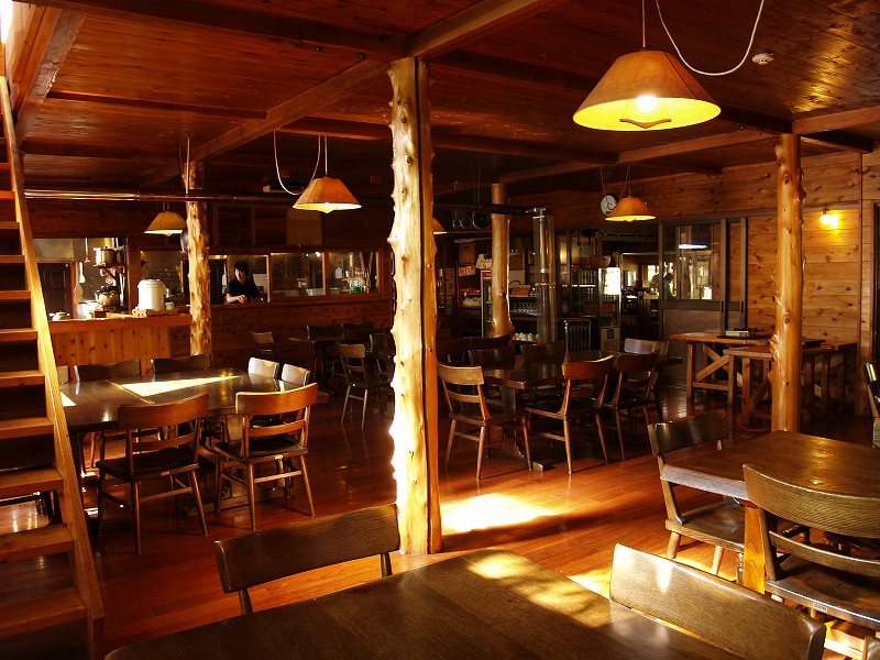 食堂 。ホテルを彷彿とさせる木作りの食堂です。