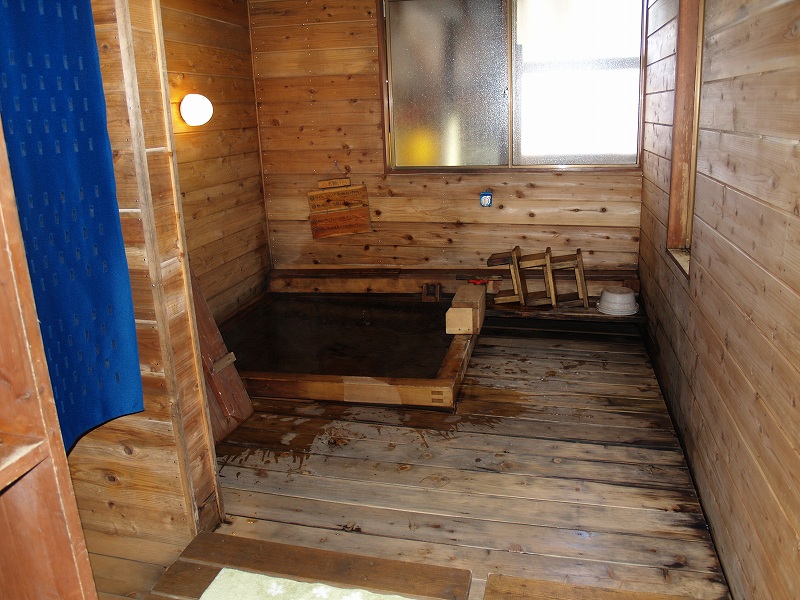 風呂。鉱泉ですから沸かし湯です。宿泊者の人数に比べ お風呂が小さいのが難点です。
