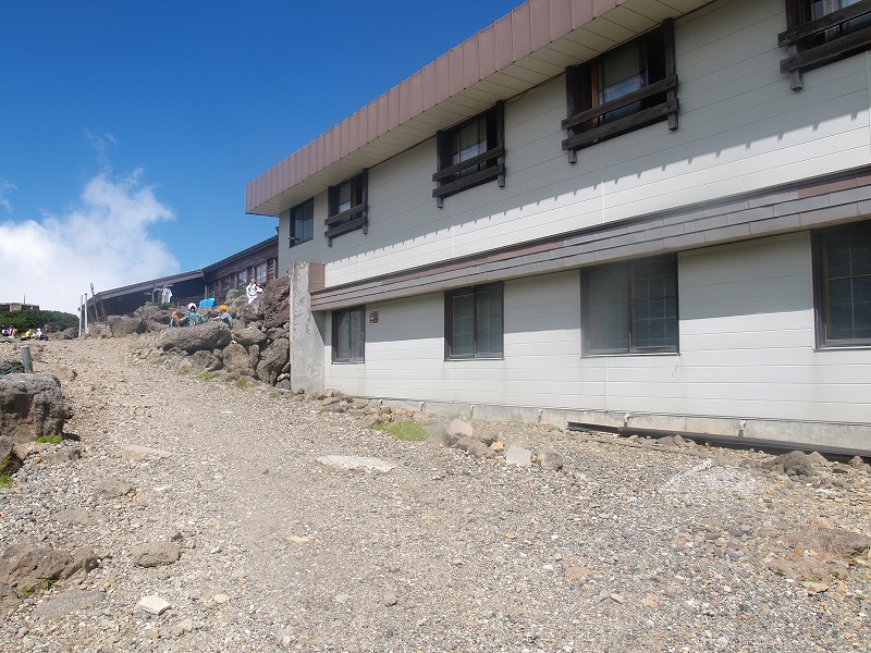 肩ノ小屋は6月下旬から10月上旬営業、収容人員200名の山小屋です。剣ヶ峰からの御来光を見るのに適しています。電話：0263-93-2002