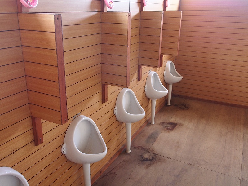 トイレ利用は、山岳環境維持・清掃・管理・ヘリコプターによるし尿処理のため、使用時に100円の協力金が必要。