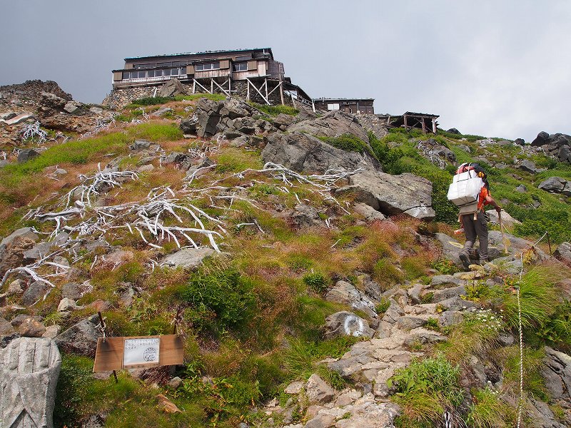 石室山荘は黒沢口（御岳ロープエウェイ）9合目に建っています。