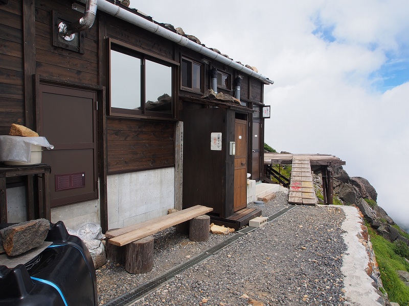 通過登山者用の屋外のトイレ。