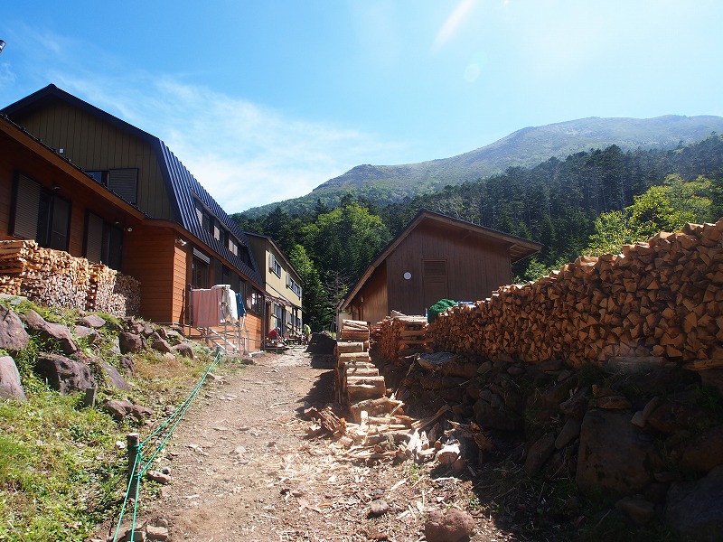 オーレン小屋は硫黄岳や天狗岳の拠点になる山小屋です。たくさんの 薪が積まれていますが、お風呂を沸かすためのものです。

