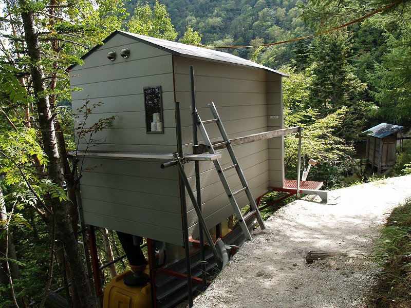 七丈小屋の有料トイレ　。宿泊者以外の方用のチップトイレです。