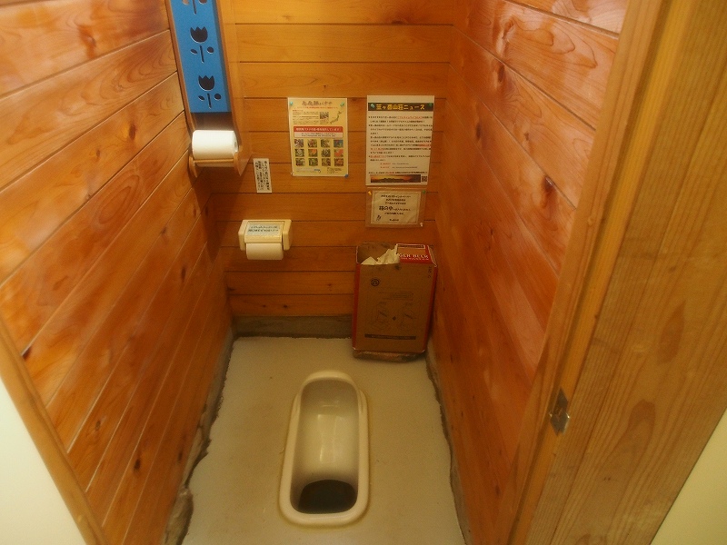 和式トイレ。汲み取り式トイレ。