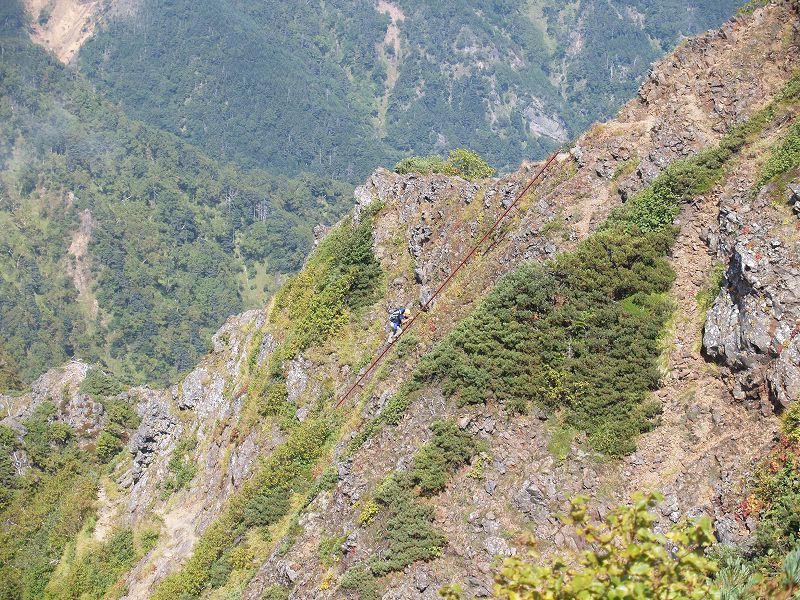 ゲンジー梯子中間点を下りる登山者。かなり長いのが分ります。途中で一休みしないと足の筋肉に堪えます。