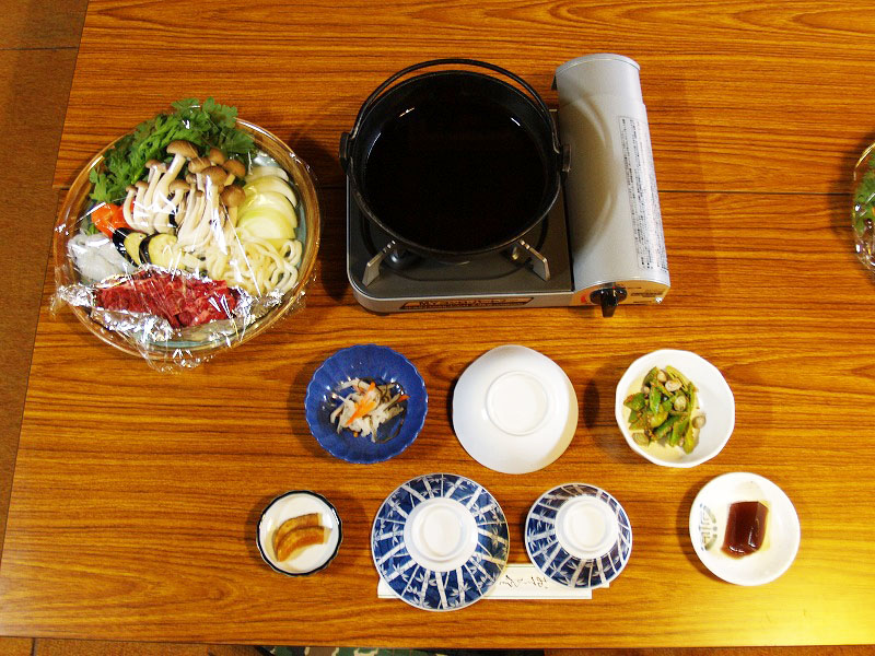 夕食はオーレン小屋名物の桜鍋、馬肉を使用したすき焼きです。この後、さらに天ぷらが出てきました。山小屋としてはかなり凝った料理で 味も満足いくものです。