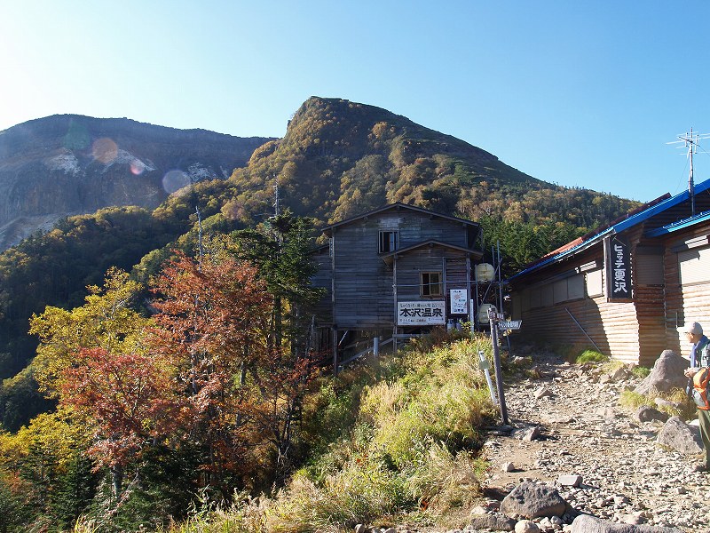 山彦荘は左の建物で本沢温泉が経営しています。背景は硫黄岳です。