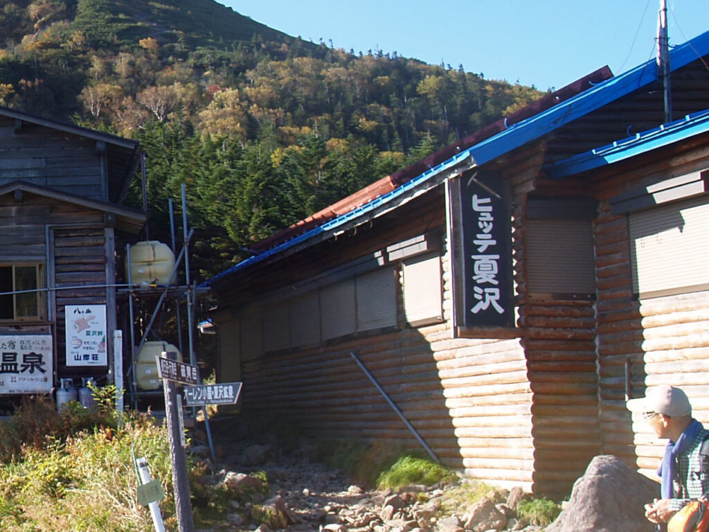 右手の建物がヒュッテ夏沢で、山彦荘と向かい合う様に建っています。