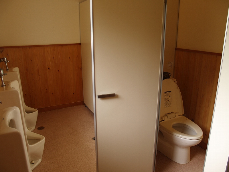 水洗式トイレ。東京電力からの電気がきているため、下界と変わらない設備です。