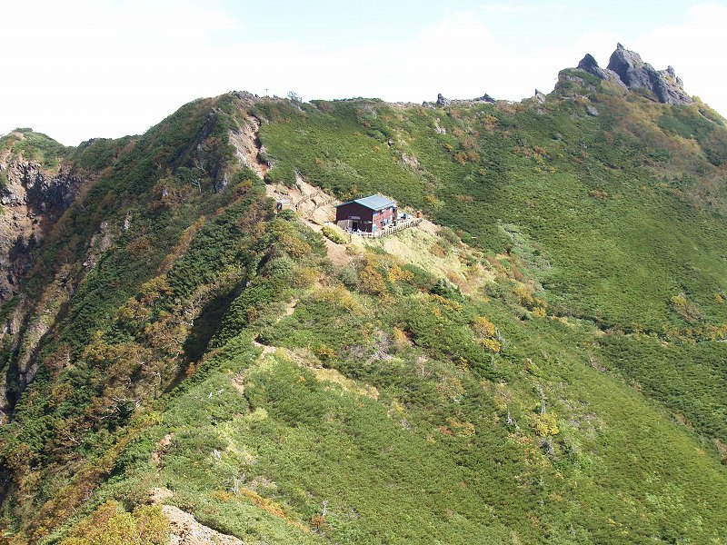 東ギボシから見る権現小屋。右上の岩が権現岳本峰です。